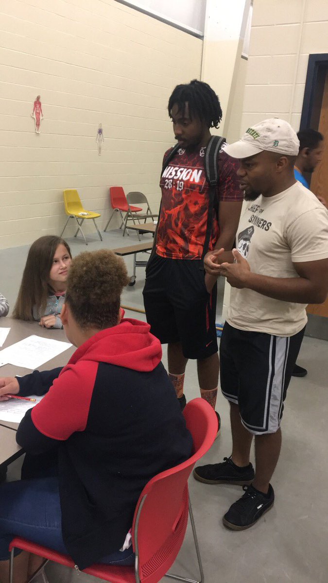 MuncieAIM's tweet photo. This week the middle school class had a career panel where they heard from people in the music industry, cosmetology, and law enforcement. After the panel, Chris Mack and LJ did a lyricism workshop with the kids! Thanks to everyone who was a part of the panel. #AIM2018 #AIMHigher https://t.co/T1ThBIlkmh