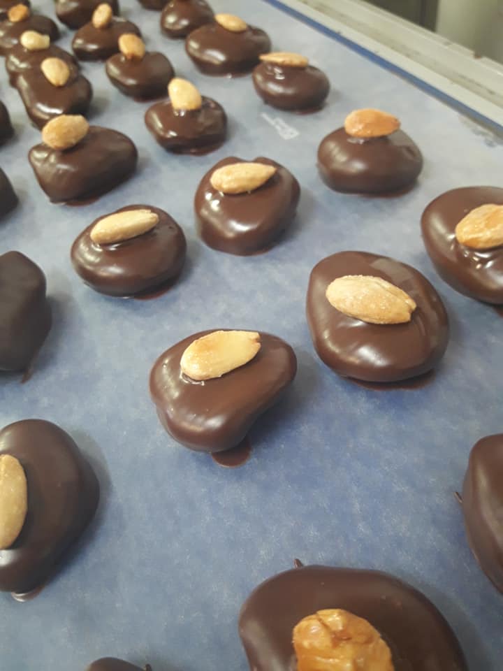 Piccoli capolavori...nascono! Prendiamo le #Albicocche più dolci, dell'ottimo #CioccolatoFondente, uniamoci una #MandorlaPralinata e poi... Venite qui, da TortaPistocchi, ad assaggiare! Siamo golosi? Si, decisamente.