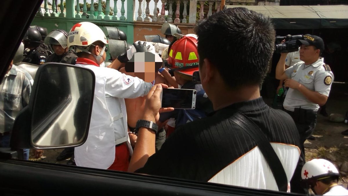 CruzRojaGT_'s tweet photo. #AMPLIACION

Socorristas de #CruzRojaGT y #CBMDEP brindan atención a una persona herida en las afueras de un Centro Comercial en #Coatepeque, #Quetzaltenango, tras enfrentamientos en el sector. https://t.co/VHYaCij7fo