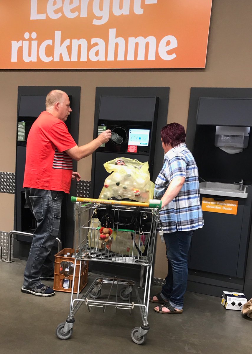 juliadarwen's tweet photo. German supermarkets make it so easy to recycle glass &amp; plastic bottles. These machines print out vouchers which give discount on shopping.
Why don’t we have this in the UK? https://t.co/N4qeKrHyc9