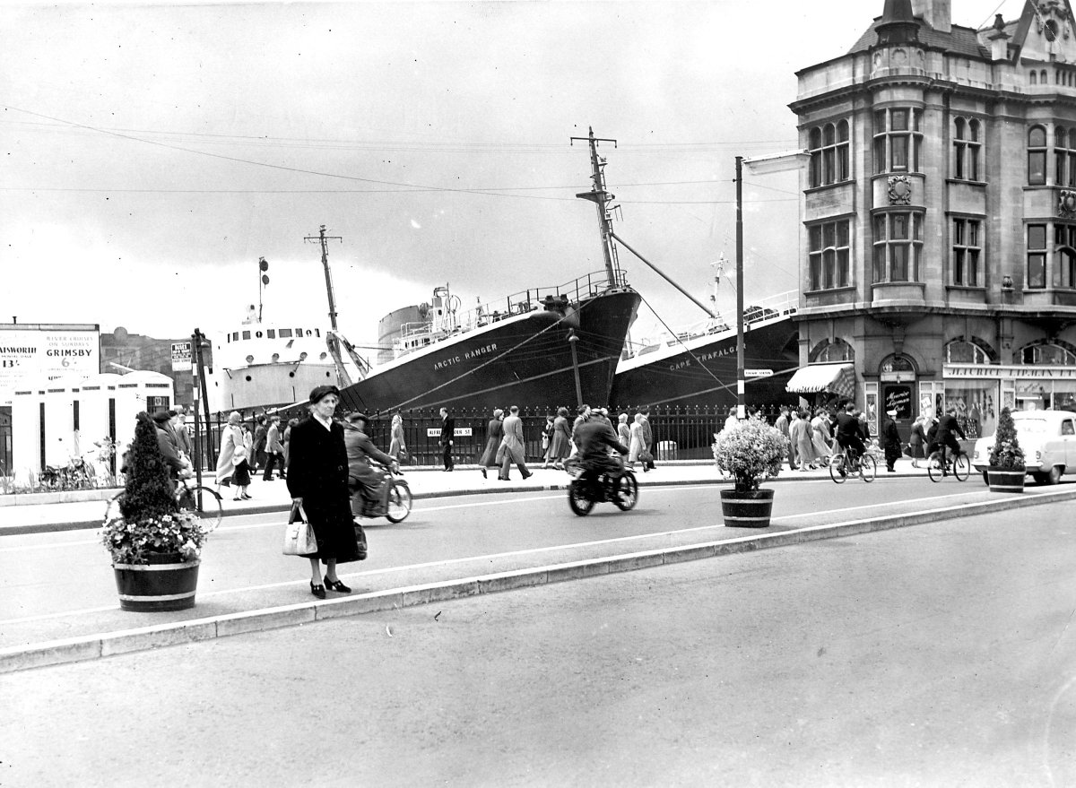 angus_young61's tweet photo. Friday's nostalgia pic is another favourite from the HDM archive, dated 1957. A relative of the lady in the foreground once told me: "She's been waiting to cross that road for 50 years" https://t.co/sagWtejDJD