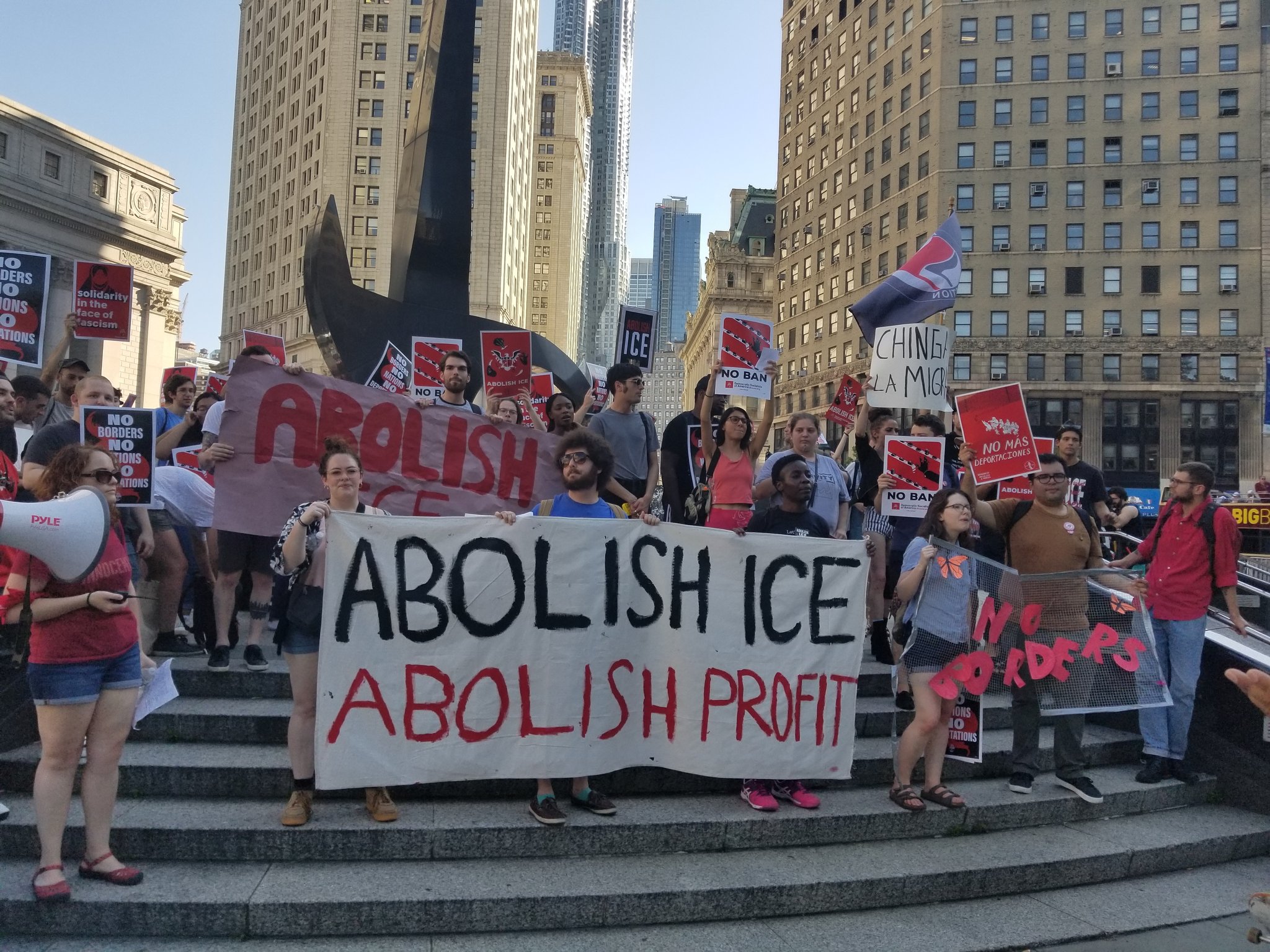 Dg43u8yVAAAx1Ld.jpg:large