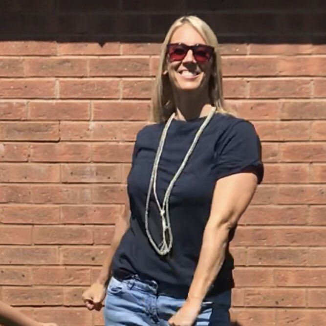 Kikiarcherbooks's tweet photo. @heatherpeace @ElliePeace01 Well listen you’re going to need moves like this: #MumMoves #WorkIt #AdLibbingBecauseImCrap https://t.co/bmjHLYki9p