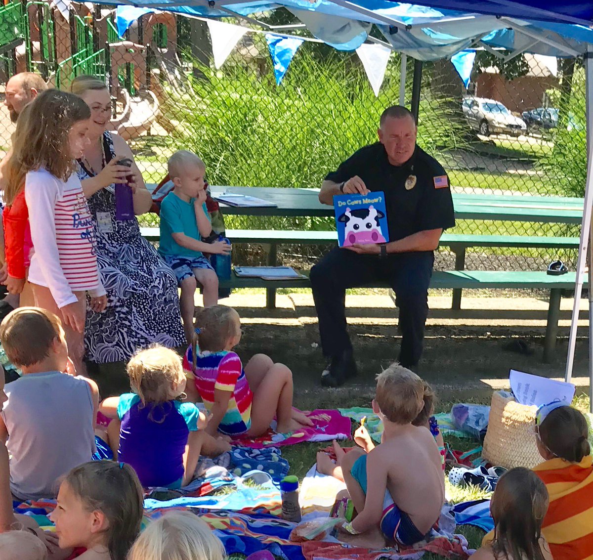 DawnMBurnsMHS's tweet photo. Marysville FD Chief Riley bringing in a huge crowd with @marysvillelib as the Marysville Pool Storytime Splash guest reader! #MMP2018 #CommunityLeadersInspiringYouth https://t.co/Lpeoa2DLpx