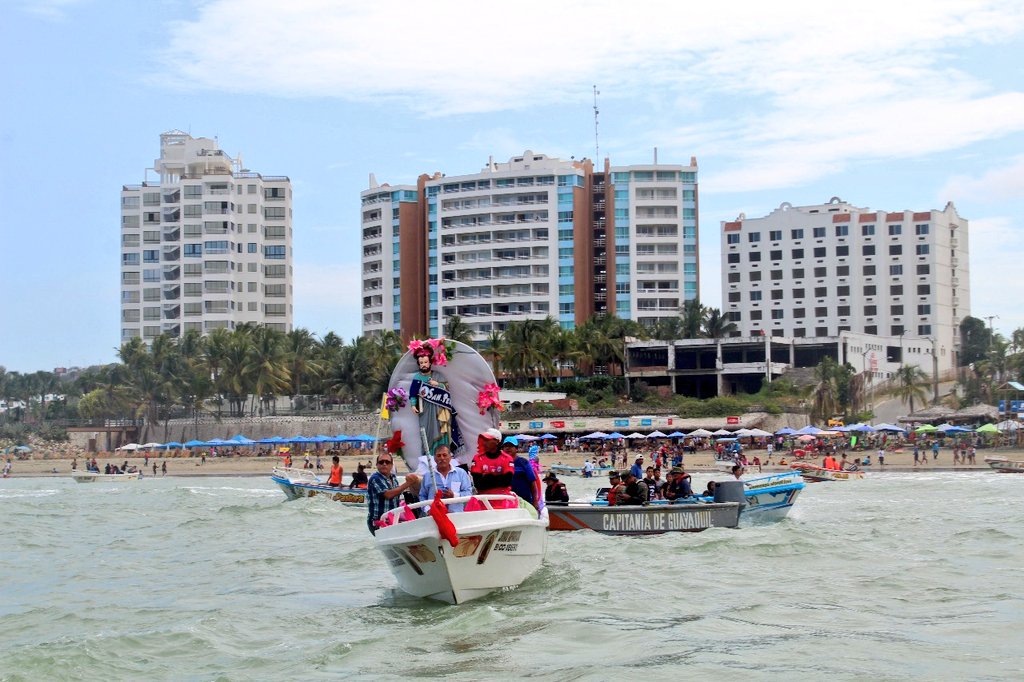Alcaldia_Playas's tweet photo. Saludamos hoy en su día a todos los honrados pescadores de nuestro cantón y de la provincia. Compartimos momentos de la que fue la regata balsera en honor a San Pedro por sus fiestas patronales https://t.co/3vKN1LUPWU