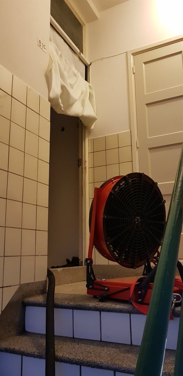 zojuist terug van een woningbrand ( portiekwoning ) en de rookstopper icm de ventilator optimaal kunnen gebruiken waarvoor het bedoeld is #rookstopper #Smokeblocker #rookverspreiding #blowhard #ppv #Rotterdam #firefighters <a href="/OenA_VRR/">Onderzoek en Analyse</a> <a href="/SLIM_VRR/">Kreptical</a> <a href="/Vr_RR/">Veiligheidsregio Rotterdam-Rijnmond</a>