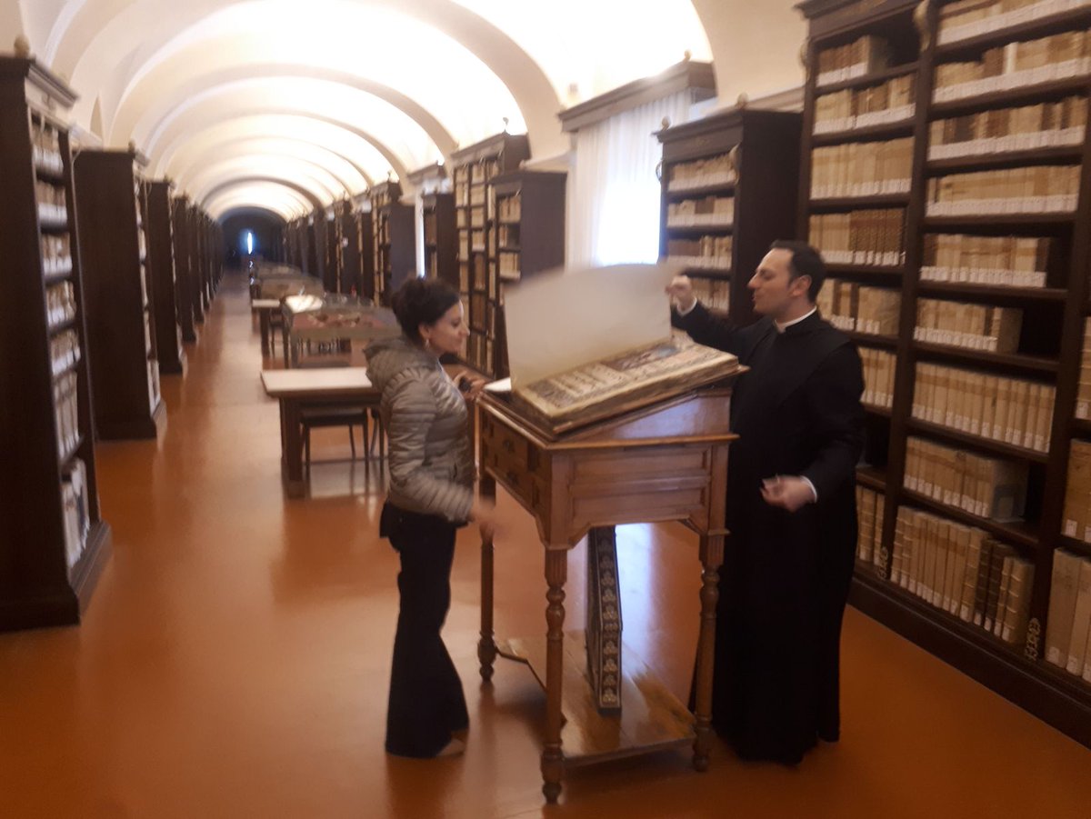 MariaBarresi1's tweet photo. Non perdetevi quest'estate i tesori della nostra #Italia, come uno dei piu' antichi #codiciminiati del mondo, conservato nella preziosa Biblioteca dell'#AbbaziadiMontecassino. Grazie ai Padri dell'Abbazia e a @laus12 ! https://t.co/23ILirgLw0