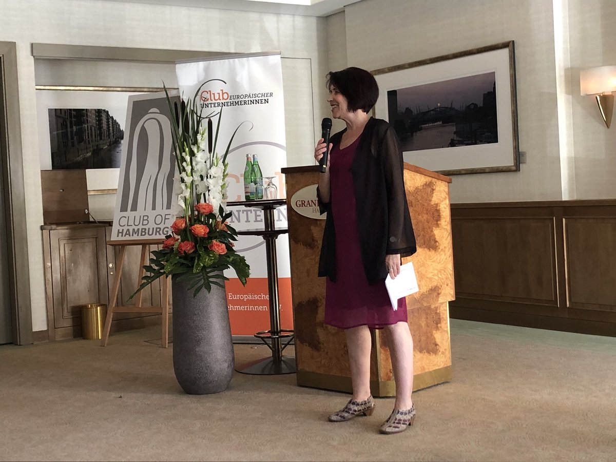 fairprofit's tweet photo. Prof. Annette #Kleinfeld eröffnet die Vortragsveranstaltung der #DEX Lecture Series des #ClubOfHamburg zusammen mit #CeU und #Nordakademie ! https://t.co/MQDoiusb4K