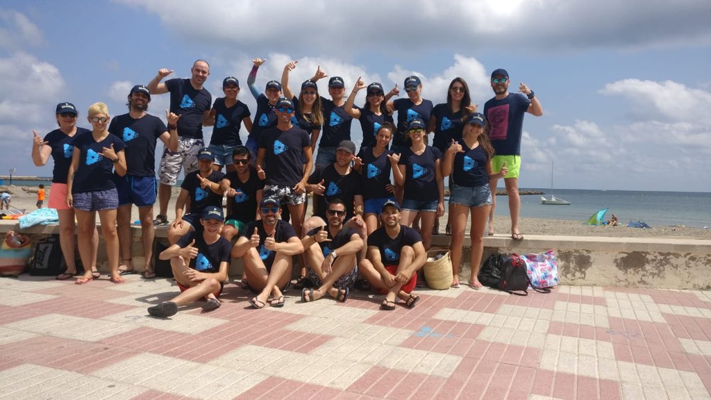 SQuesadaBonmati's tweet photo. Hoy en @CLAVEi hemos organizado un “hoy enseñas tu” para todo nuestro #ClaveiTeam. Una gran tarde en equipo haciendo #PaddleSurf en #BeWaterSantaPola #Equipazo https://t.co/hfYkzh64IU