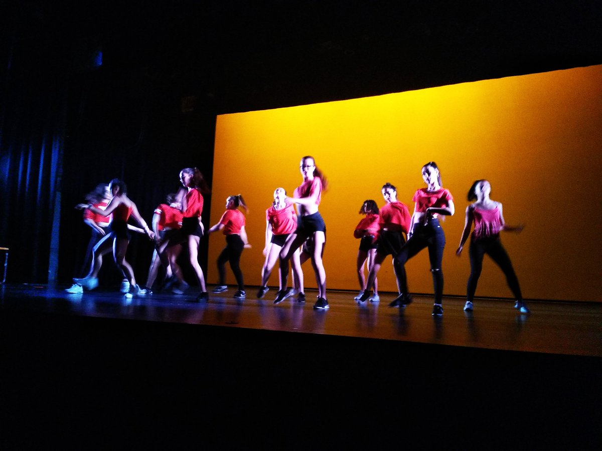 elvirajuncosa's tweet photo. Al lliurament de premis Garci 2018, moooolta energia, dansa, música. Enhorabona a les premiades i a totes pel compromís i la feina feta!! #GalaGarci2018 https://t.co/Yy6R94xL7A