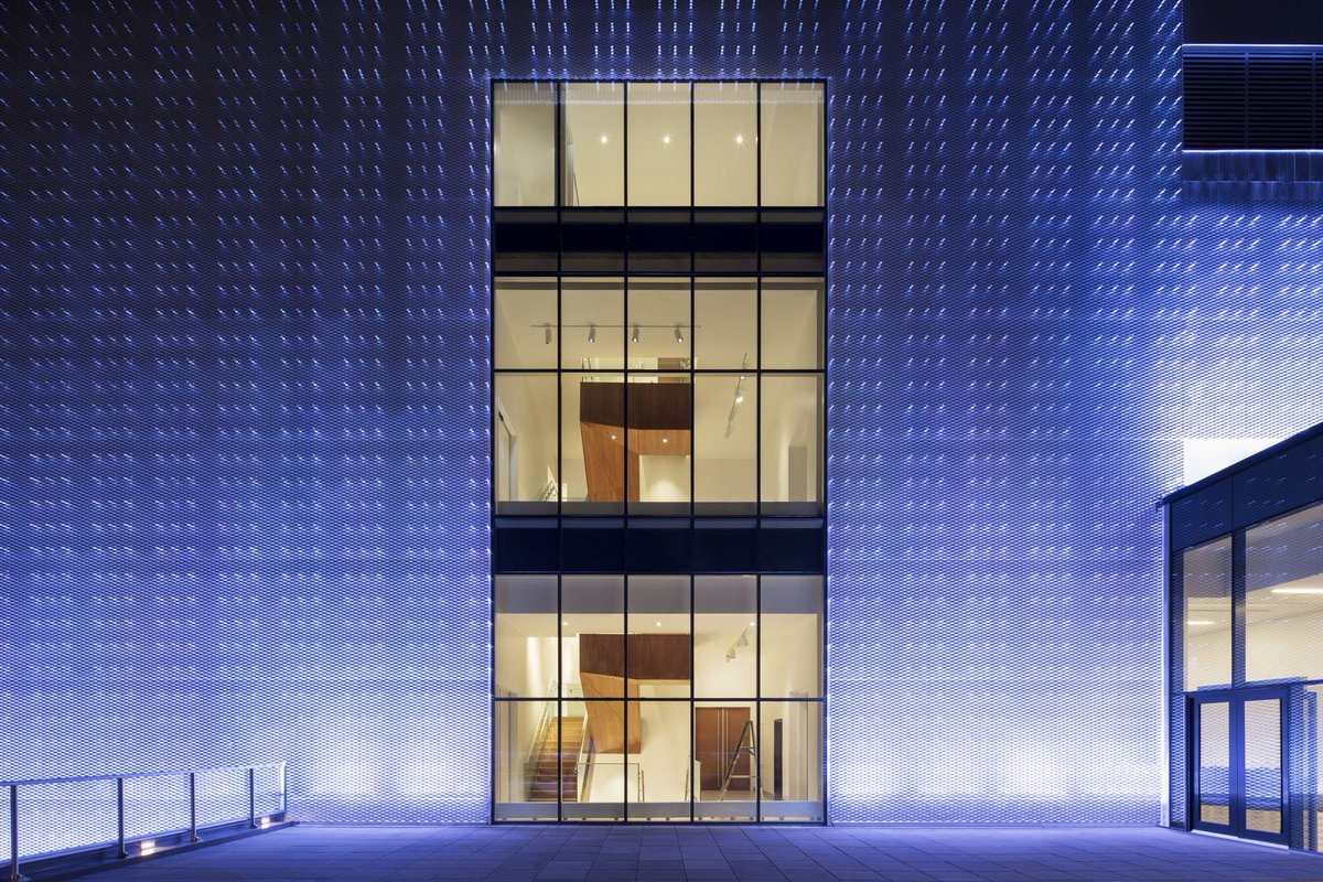 FacadesPlus's tweet image. Designed by @KPMBarchitects, the primary facade of the Ottawa Art Gallery is an expanded metal mesh suspended in front of an inexpensive metal siding. KPMB conceptualized it as a levitating box acting as a beacon for the city. Read more on archpaper.com
#facadefriday