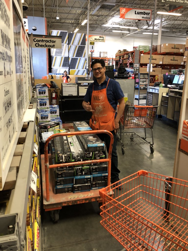 DarinAsbjornsen's tweet photo. @HomeDepot 1017 Hayward esteemed PASA Val showing off his in stock #PeakAluminumRailing sale with more coming!  Great Job Val!
#Partnership
#DIYeasy
#PROstrong
@PeakProducts https://t.co/1nVqBadrzW