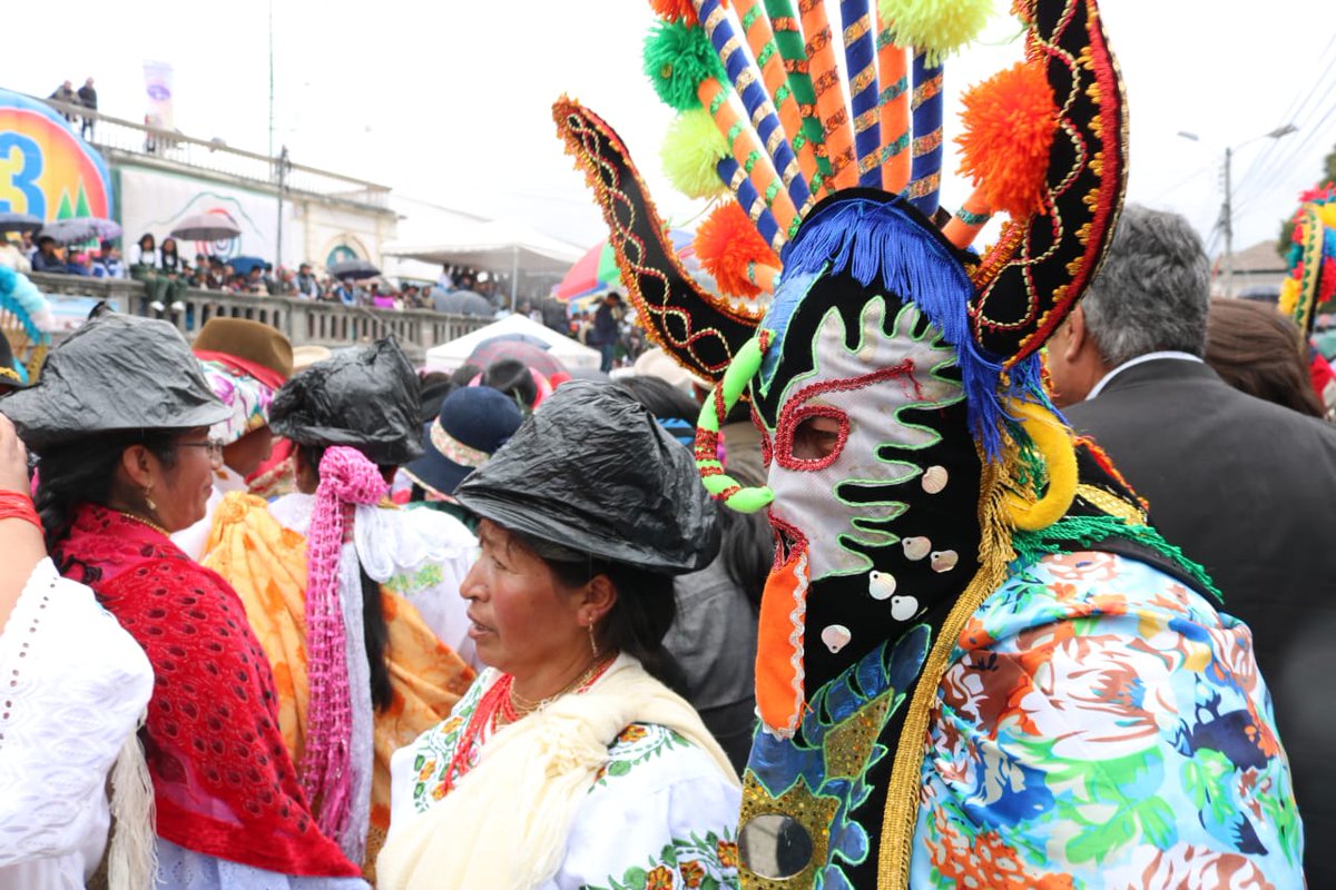 BDEcuadorBP's tweet photo. ✅Nuestro Gte. @ByronRuizR participa junto al pueblo de #Cayambe y el Alc. #GuillermoChuruchumbi de la "Toma Simbólica de la Plaza“, donde las danzas, cánticos y tradicionales vestimentas hacen gala de su espectáculo apreciado por turistas nacionales y extranjeros. #IntiRaymi2018 https://t.co/l6ScXlv9xj