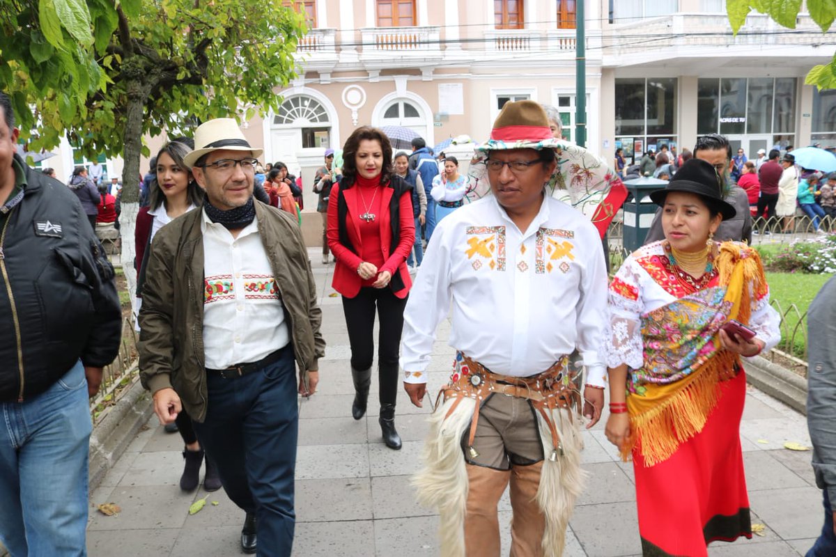 BDEcuadorBP's tweet photo. ✅Nuestro Gte. @ByronRuizR participa junto al pueblo de #Cayambe y el Alc. #GuillermoChuruchumbi de la "Toma Simbólica de la Plaza“, donde las danzas, cánticos y tradicionales vestimentas hacen gala de su espectáculo apreciado por turistas nacionales y extranjeros. #IntiRaymi2018 https://t.co/l6ScXlv9xj