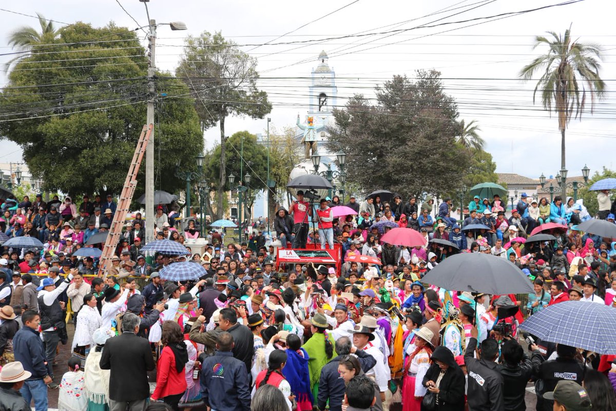BDEcuadorBP's tweet photo. ✅Nuestro Gte. @ByronRuizR participa junto al pueblo de #Cayambe y el Alc. #GuillermoChuruchumbi de la "Toma Simbólica de la Plaza“, donde las danzas, cánticos y tradicionales vestimentas hacen gala de su espectáculo apreciado por turistas nacionales y extranjeros. #IntiRaymi2018 https://t.co/l6ScXlv9xj