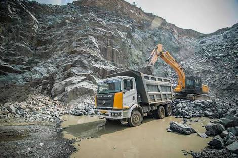 16. Many hills around salem have just disappeared because of the blue metal industry. Courtesy DMK & ADMK. Now dmk has the balls to say this 8 way track will destroy mountains & it's ecosystem.