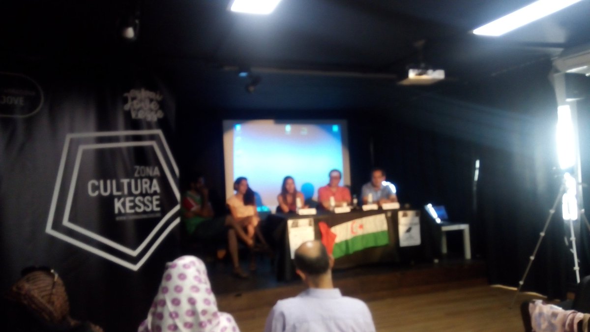 URVsolidaria's tweet photo. Acabem les jornades "Sàhara Occidental. El camí cap a la llibertat" amb elaboratori d'experiències de la mà de @bpsahara #UFM #Hammada @ArxiversSF https://t.co/agkyhvgyvX