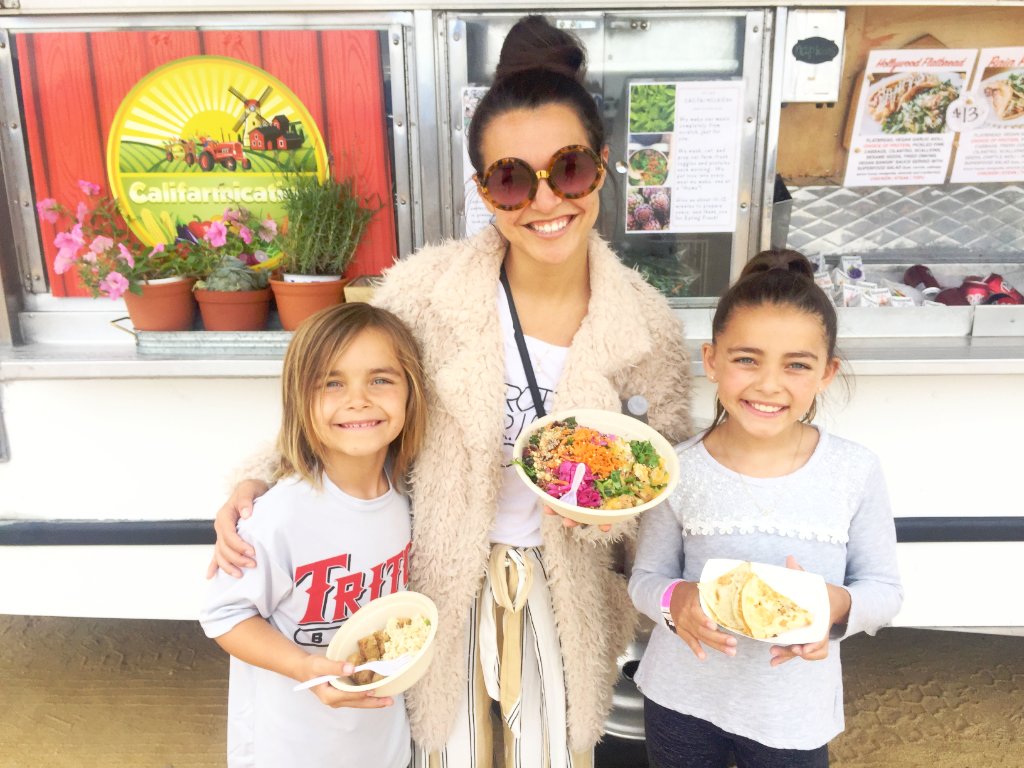 califarmication's tweet photo. HAPPY FRIDAY! We're serving up LUNCH // 15 Executive Plaza, Irvine // from 11a-2pm. AND for DINNER // OC Great Park Movie on the Lawn // 6950 Marine Way, Irvine! It's going to be an amazing day, so let us feed you something delicious and nutritious! #familyfriendly #farmfresh https://t.co/A0Ex1rjtsc