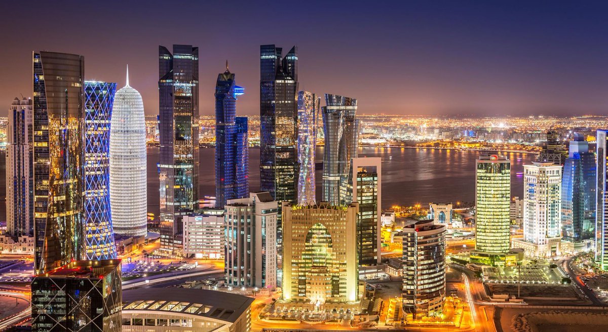 هذي قطر تاجٍ على روس الاوطان
ارض الشموخ وموطن العز كله
هي كعبة المظيوم وكفوف الاحسان
هي ظل من لا له ديارٍ تظله
أبراجها تلبس من النور تيجان
وحروفها فوق الجدي والأهلّه