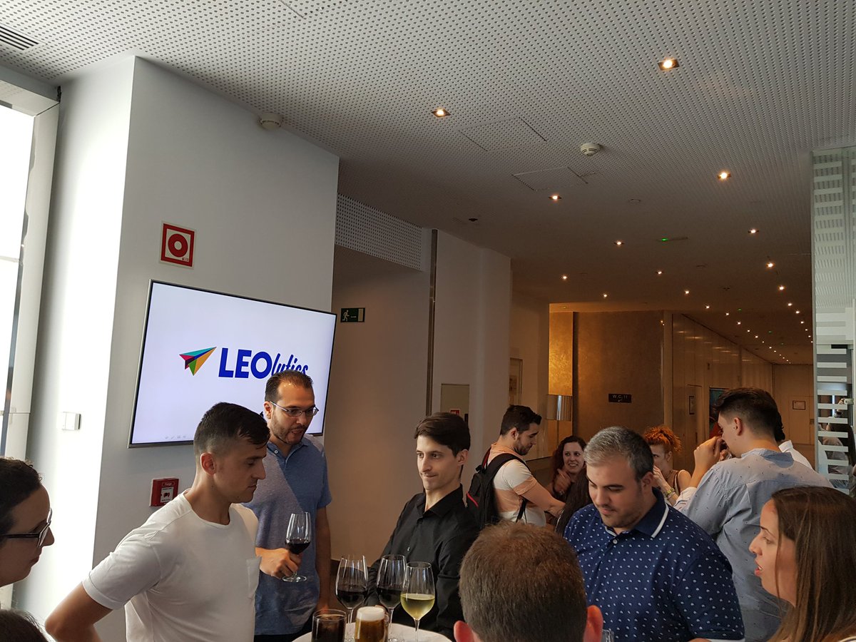 LEOlytics's tweet photo. Break en el taller de SEO. Lo que está siendo una gran charla de @eCesarAparicio sobre #linkbuilding y #contenidos.
#LEOlytics #linkjuice #SEOguridad #SEOhappy @congresoseo https://t.co/YLq0fn3PyK