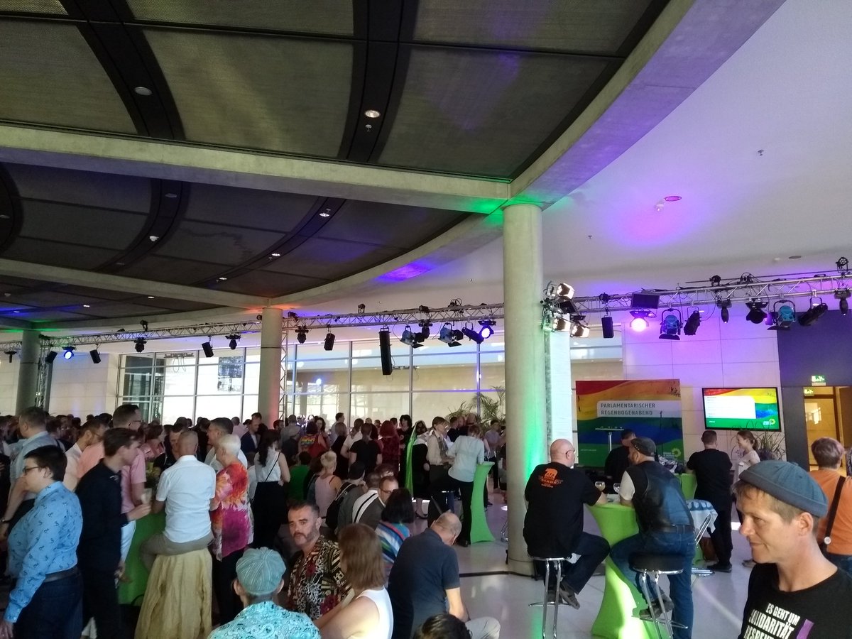 gdnmllr's tweet photo. "Wir sind viele, wir sind stark, wir halten zusammen und werden die Rechte Ideologie überwinden, denn die Zukunft wird bunt sein!" - Starke und wahre Worte von @ToniHofreiter zur Eröffnung des #RBA18. 🌈🦄💚 #supportallcolours #keepitqueer https://t.co/LtXqBJUQuJ