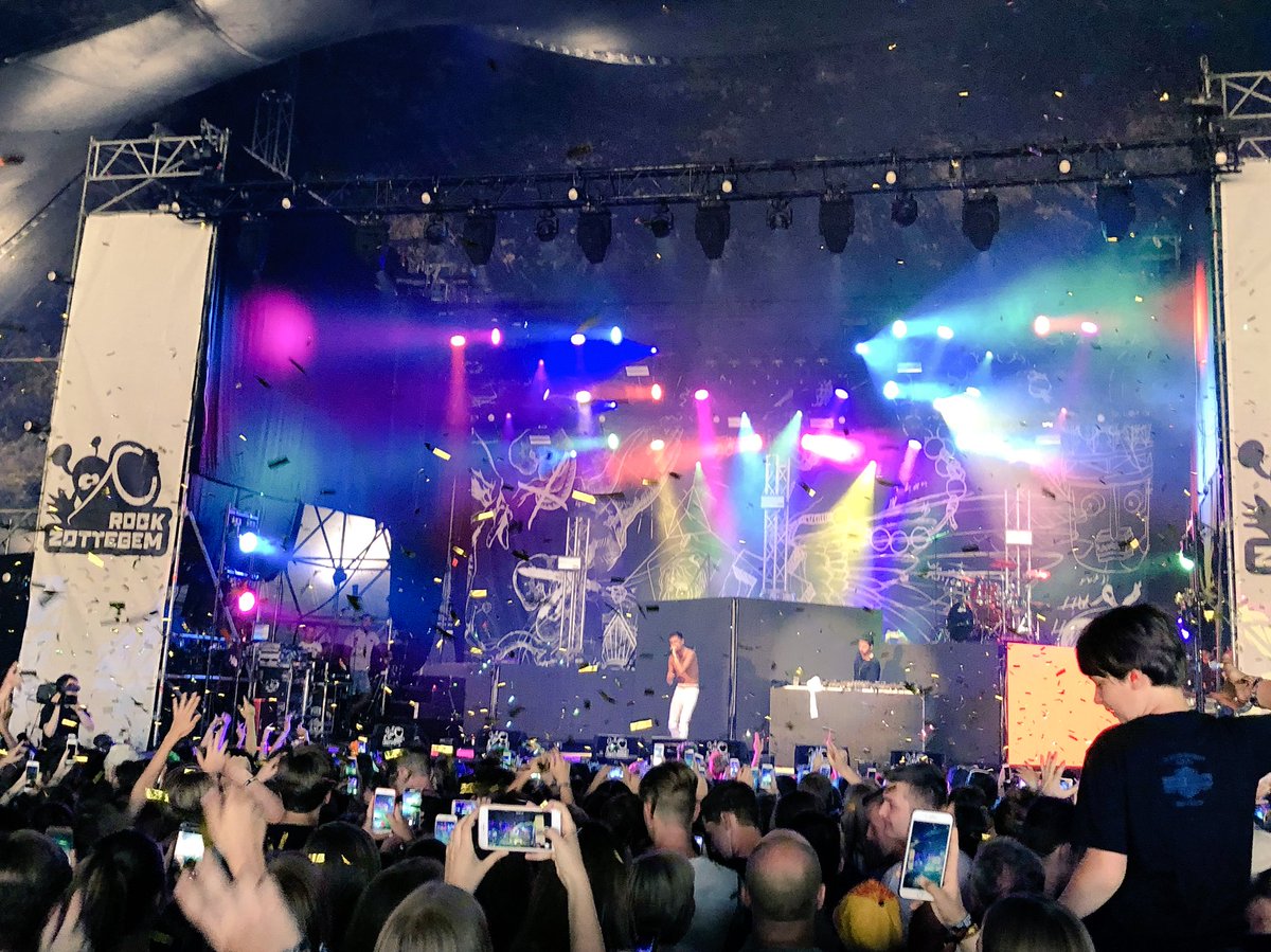 1ste festival van de zomer, 1ste festival ooit van dochterlief Manon en meteen haar grootste idool zien. <a href="/LilKleine/">Lil' Kleine</a> <a href="/RockZottegem/">Rock Zottegem</a> #RZ18 Tx for the invite, <a href="/NetIT_CRM/">Net IT</a>