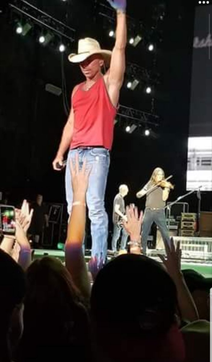 DrinksWithJosh's tweet image. Looks like Josh was at a country show last night...and he has extremely feminine hands. #HandDeliveredPackage #Manually