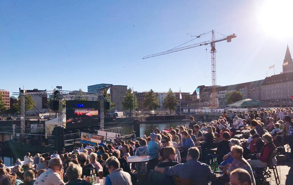 KielSailingCity's tweet photo. Was für ein Theater in der Stadt 😂 - umsonst & draußen - an fünf Standorten: Shakespeares "Was ihr wollt", wo ihr wollt! Gleich geht's los!
#bootshafen #kiel #theater #live #füralle https://t.co/TitlQYCS7c