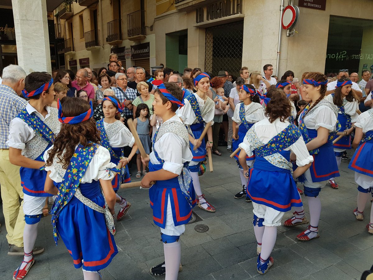 ReusTodayCAT's tweet photo. 💥 SANT PERE 2018
Poc a poc, tot el Seguici de #Reus està entrant a la #PlaçaMercadal. #SantPere2018 #FestaMajorReus https://t.co/Oze1XzsYtW