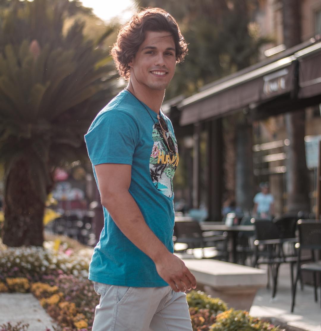 Algunos besos se dan con los ojos. Quizás debí mirarte más la última vez que te tuve cerca. 
🎙♥♥
Descubre mi canal de Youtube donde podras escuchas algunos de mis temas ▶ ow.ly/H47j30kw216