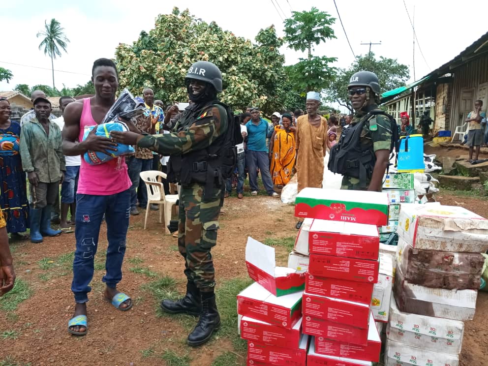 Que_Les_Faits's tweet photo. Le BIR ce jour à Tantcha, venu en secours des populations anglophones du SudOuest du #Cameroun @G_Thibault_Fr @francediplo #AssistanceHumanitaire #NoViolence #Peace #EndTerror https://t.co/1O5QNtxaha