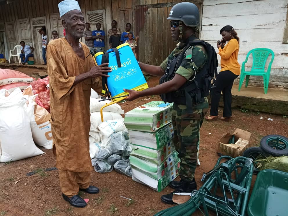 Que_Les_Faits's tweet photo. Le BIR ce jour à Tantcha, venu en secours des populations anglophones du SudOuest du #Cameroun @G_Thibault_Fr @francediplo #AssistanceHumanitaire #NoViolence #Peace #EndTerror https://t.co/1O5QNtxaha