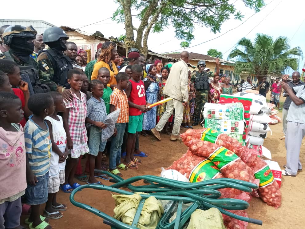 Que_Les_Faits's tweet photo. Le BIR ce jour à Tantcha, venu en secours des populations anglophones du SudOuest du #Cameroun @G_Thibault_Fr @francediplo #AssistanceHumanitaire #NoViolence #Peace #EndTerror https://t.co/1O5QNtxaha