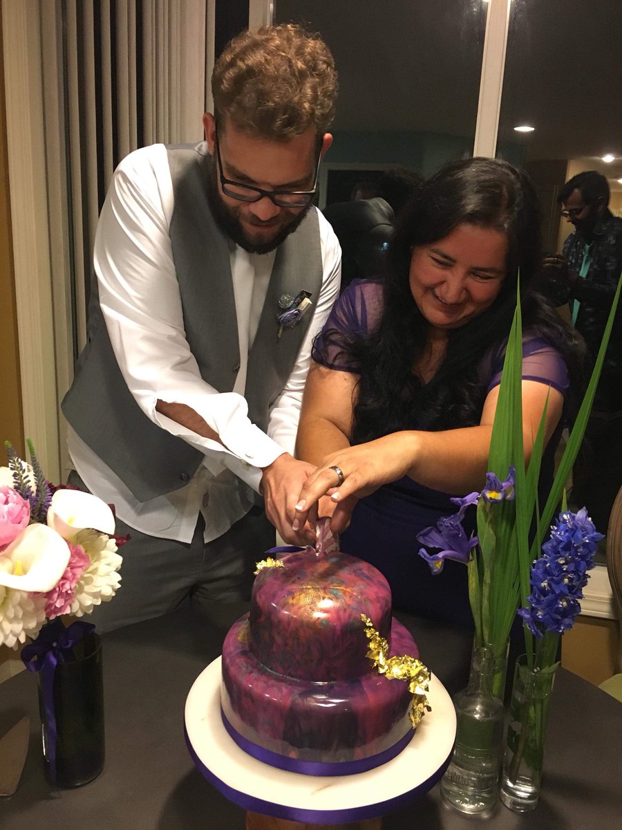 PaulaGrrl's tweet photo. 24k Gold Mirror Cake! #WeddingCake #MirrorCakes #Elopement #AlmostTooPrettyToEat #PerfectDay https://t.co/54rifrvJM6