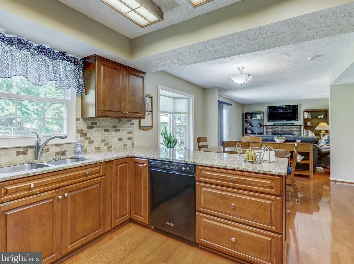 SimplyReferable's tweet image. Open House – 6/30 from 1 to 3! Take a look at this 4 bed colonial Ellicott City home. Featuring an upgraded kitchen, large master and landscaped backyard. Not  a solicitation. Info reliable but not guaranteed. Learn More: bit.ly/2Izqbb2 
 
#SimplyReferable #Maryland