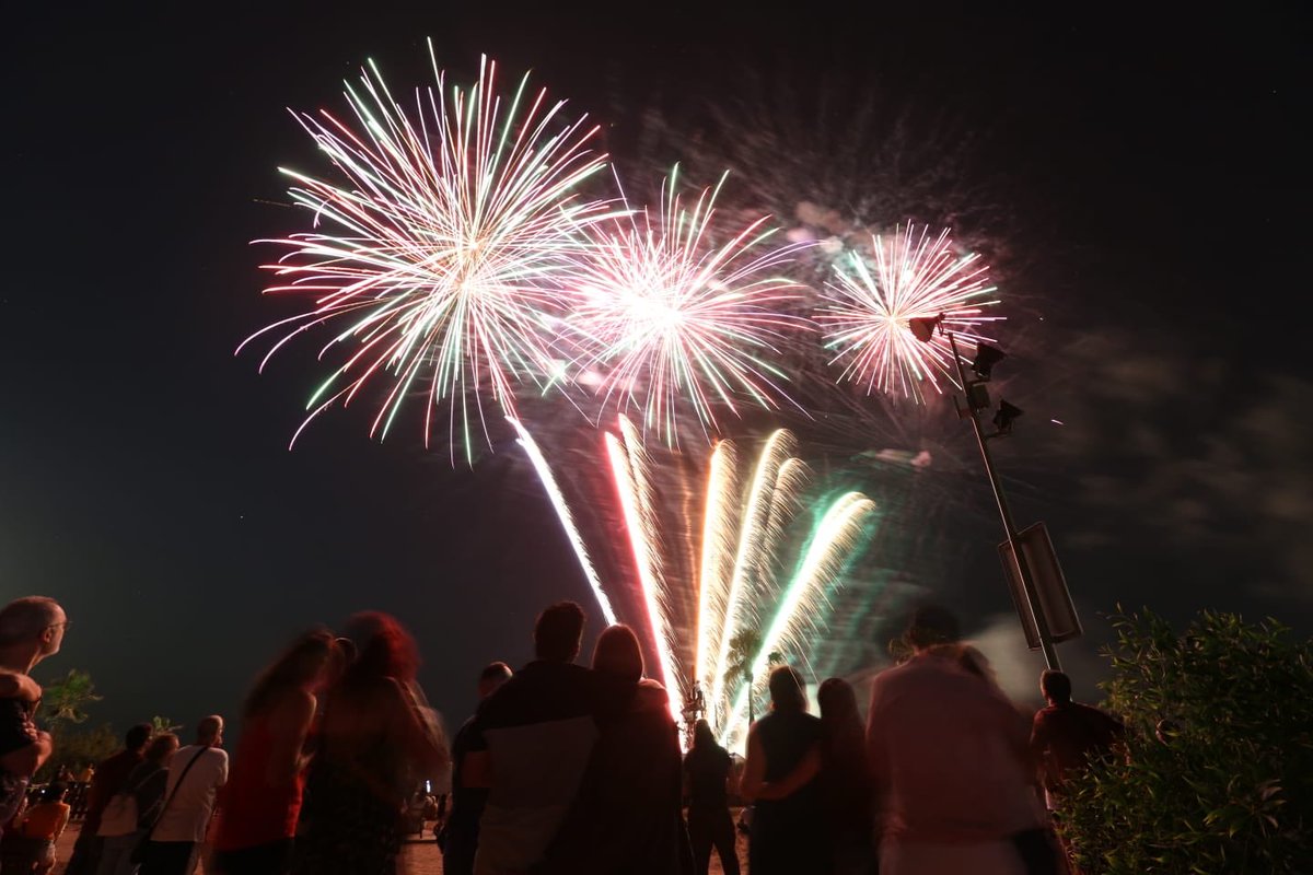 raquelsjimenez's tweet photo. I amb aquestes espectaculars fotos del Castell de Focs continua la Festa amb Mala Vida i Hotel Cochambre 💥 🕺🏼 #Gava #fmGava https://t.co/OmjEJ8UmH2