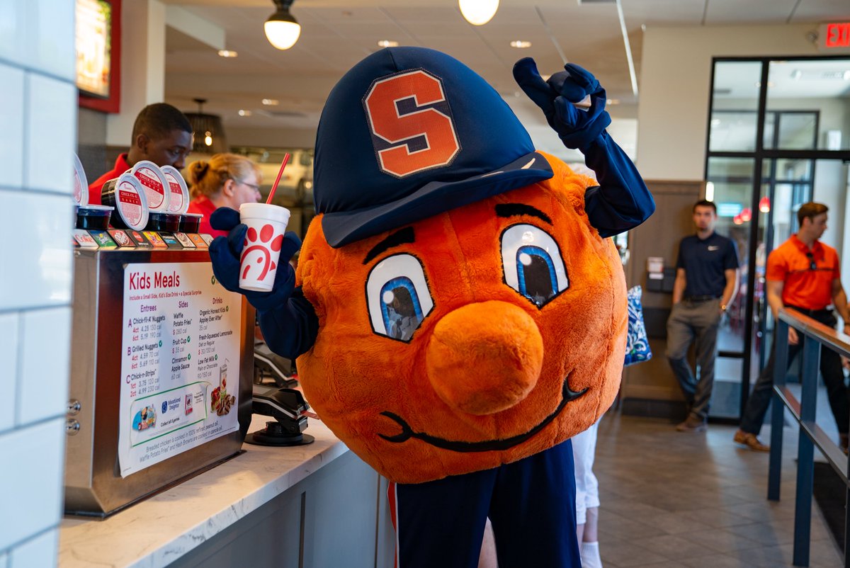 Cuse's tweet photo. Check out this dynamic duo 🍊🐄
@TheOttoOrange @ChickfilA https://t.co/ANNjex4wgk