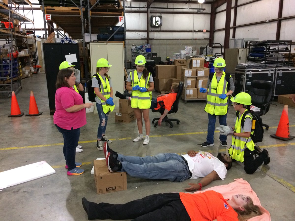 MyPI_NC's tweet image. @OrangeCounty4H MyPI Camp participants put their new skills in action today in a disaster simulation. They did amazing!  Thank you to our awesome actors! #disastersimulation #preparedness #teamwork