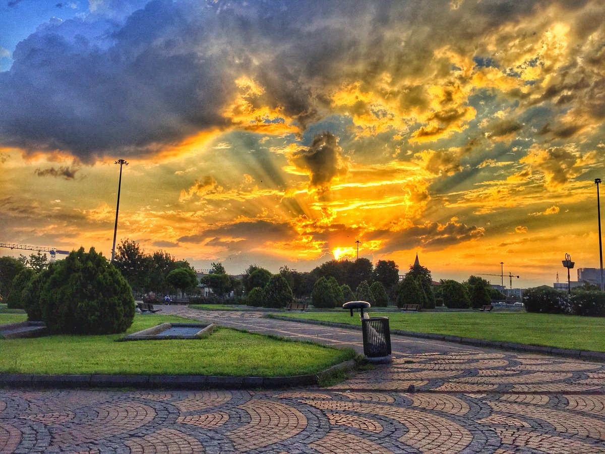📍Topkapı Panorama 1453 Parkı

Sakinliği ve yeşilliği ile içinizi huzur dolduracak bir park. Alın çekirdeğinizi ve içeceğinizi, gelin banklarda bu yaz akşamlarında saatlerce oturun 🌅

#topkapi #istanbul #turkey #cokgezenlerkulubu #gezi #park #doğa #güneş #manzara #gittimgeldim