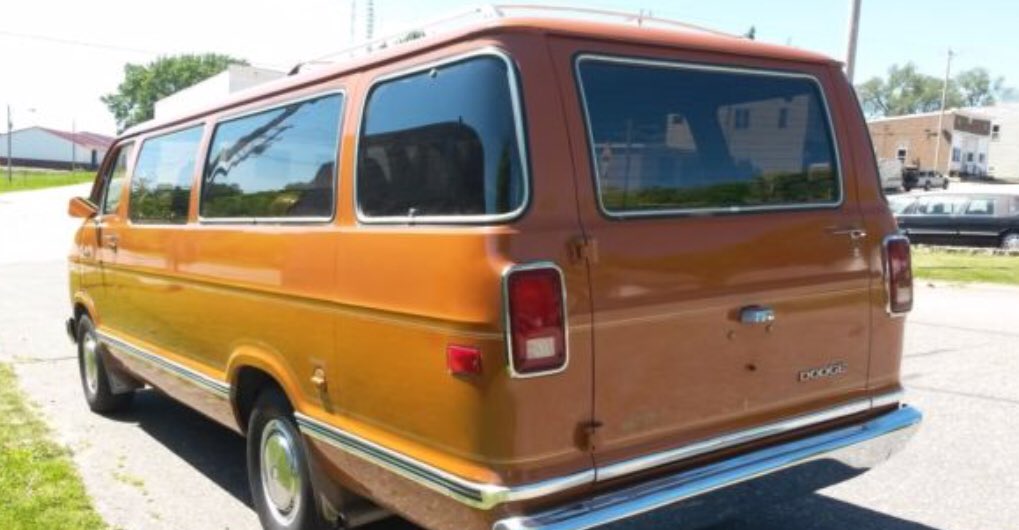 texasbbqisbest1's tweet photo. @MichaelBerrySho We had one of these...not trying to brag or anything #coolvan https://t.co/CBexRPOjHk