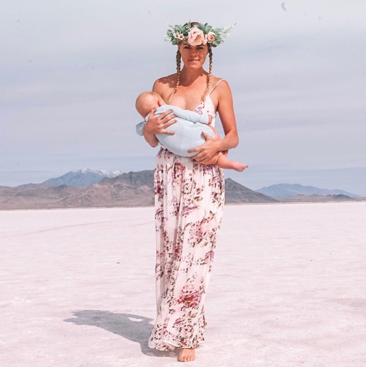 Nothing says “I know I’m fabulous” like walking through the desert with a flower crown and a newborn baby! This is why we love that Liz Dean is a part of The Sociable Society roster. You keep hanging out in the desert, Liz! 🙌🏻 #mompower #influencerlove #fabulous