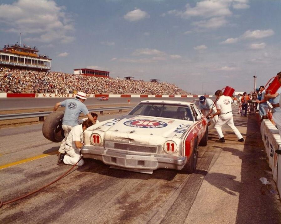 LilRedDave's tweet photo. Robert Yates jams the #11 of Cale Yarborough full of fuel at North Carolina Motor Speedway (Rockingham) in '73. #Unocal #HOFers @Yates_Doug https://t.co/eu8Hmh634E