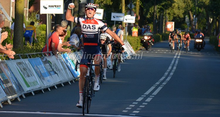Hidde van Veenendaal pakt de eerste rit in <a href="/Acht_van_Bladel/">Bestronics Acht van Bladel</a>. Kars ten Boske uit Wintelre finisht als vierde. Check verslag (+ eerste foto's)
cyclingfanatics.nl/hidde-van-veen…