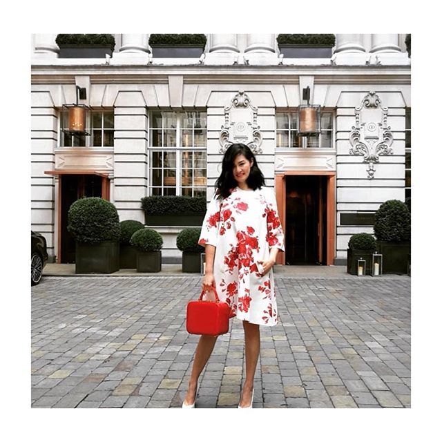 ZoeIrwin's tweet image. This is my lovely Alison @thestyleeditor last week @rosewoodlondon after I cut and styled her hair with the @ghdhair Classic wave wand . We have had more  than ten years of haircuts &amp;amp; colours &amp;amp; laughter , style guidance ( her to me ! ) &amp;amp; support . I’m so lucky that hairdress…