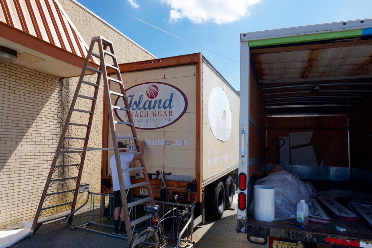 OmegaHIPS's tweet image. Out with the old, in with the new. @IslandBeachGear​ got a facelift just in time for 4th of July weekend! #PrintSignage #4thOfJulyWeekend