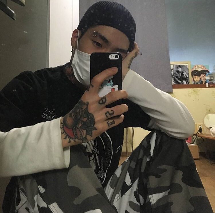 rpg_tinder's tweet photo. Hodari 
Homossexual
26
Eu gosto de comer, fumar, rir, beber.

1- Eu sou uma pessoa muito engraçada 
2- Eu adoro fotografar e fazer textos 
3- vai brasil o hexa eh nosso
@H92DEAN https://t.co/a0rOt9opTj