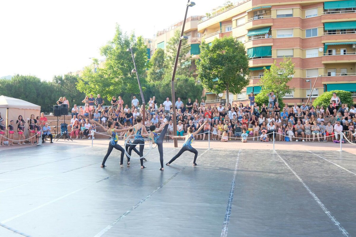 raquelsjimenez's tweet photo. Un tastet de les fantàstiques exhibicions de gimnàstica rítmica del @ClubEsportiuCCR i el club Rítmica Gavà 💐 #fmGava #Gavà https://t.co/1dUbWHQfnp