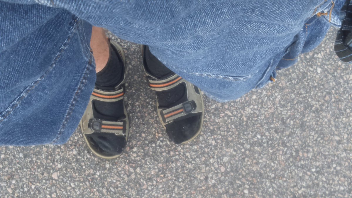 SwedishGamester's tweet image. Its been a #CrazyWeek at #work so I'm #DeadTired but my #LateShift is finally #over! There's a #bus I want to #catch so I #hurried from my #office. As I walked #outside it felt #weird, like I #forgot to do something. I looked down and saw I was still wearing my #sandals. 😕