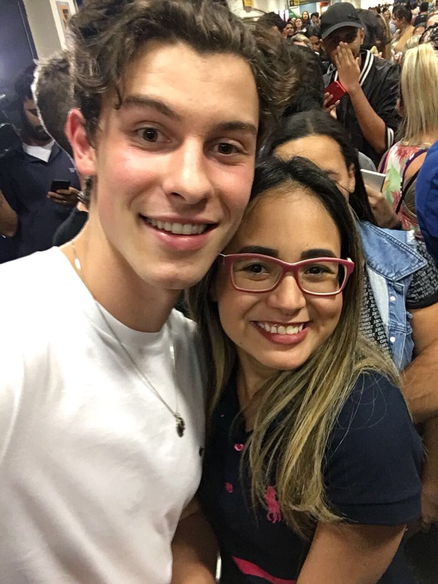 ShawnMendesBRA's tweet photo. Shawn com fãs no aeroporto de Goiânia https://t.co/wHZc6r8s6r