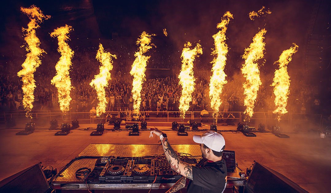 axs's tweet photo. Let's hit the road! Win free tickets to see @HARDfest at @RedRocksCO featuring @DJSNAKE.
Submit your best road selfie and you could win. #RoadtoRedRocks Enter here: https://t.co/QtAxbc80xg https://t.co/Wk3L8YPcoq